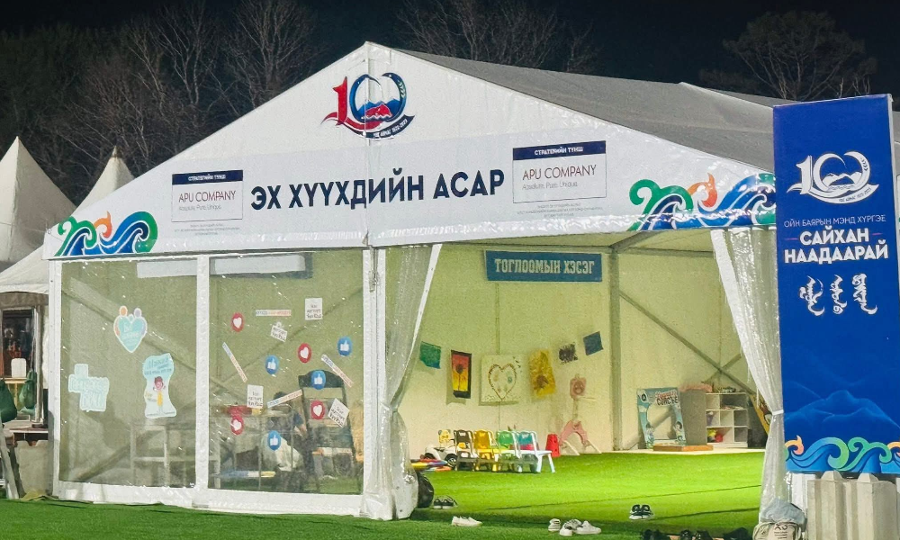 Нярай хөхүүл хүүхэдтэй ээжүүд хүүхдийнхээ живх солих, хүүхдээ хөхүүлэх, бага насны хүүхэдтэй ээжүүдийг түр амраах зорилгоор ЭХ ХҮҮХДИЙН АСАР тохижуулж ажилласан. Тус асарт ариутгалын хэсэг, тоглоомын хэсэг, живх солих хэсэг, зураг зурах хэсэг, зургаа авхуулах гэх мэтчилэн нас насны онцлогт тохирсон үйлчилгээг бэлдэж 7 дугаар сарын 28-наас 30-ны өдрийг дуустал 3 хоног ажилууллаа. Асарт үйлчлүүлж байгаа хүүхэд, ээжүүдэд хүйтэн цэвэр ус уух, хүүхдээ тайвшруулах, түр унтуулах, наршилт, бороо салхинаас түр хамгаалах, төөрсөн гээгдсэн хүүхдүүдийг хамгаалж эцэг, эхчүүдэд хүлээлгэн өгөх зэрэг үйлчилгээнүүдийг Увс аймгийн хүүхэд гэр бүлийн нийгмийн ажилтнууд тогтмол үзүүлж  үйлчилсэн.  Асарт 3 өдрийн турш 4500 гаруй хүүхэд, 1800 гаруй ээжүүд үйлчлүүлж дахин дахин талархлаа илэрхийлж байсан. Мөн төөрч гээгдсэн 38 хүүхдийг эцэг, эхэд нь хүлээлгэн өгч бүртгэлжүүлж, Цэнгэлдэх хүрээлэнгийн орох 4 хаалганы цэгүүдэд орж ирж байгаа наадамчид болон эцэг эх, асран хамгаалагчдад хүүхдээ хамгаалах 4 төрлийн урьдчилан сэргийлэх 5600 гаруй  зөвлөмж, төөрөхөөс сэргийлсэн 200 бугуйвч тарааж тогтмол эргүүл хийж ажилласан. 
Энэхүү үйлчилгээг Увс аймгийн ЗДТГ, баяр наадам зохион байгуулах комиссоос санаачилж Увс аймгийн Хүүхэд, гэр бүлийн хөгжил хамгааллын газар хэрэгжүүлэн баяр наадмын үеэр хүүхдүүд хамгаалагдсан орчинд  эрсдэлгүй, аюулгүй наадлаа.