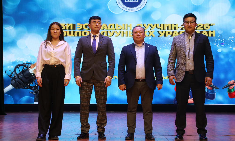 "Би Эстрадын дуучин -2026" АЙМГИЙН УРАЛДААН ЗОХИОН БАЙГУУЛЛАА.
/2026.03.31/
  Хүүхэд багачуудад дуулах ур чадвар олгох, Ирээдүйн эстрадын авьяаслаг дуучдыг тодруулах, Хүүхэд багачуудын  дууны урын санг баяжуулах, Урлагын гоо сайхны мэдрэмжийг хөгжүүлэх Гоцлол дуучдын уралдааныг 2026 оны 03 дугаар сарын 31-ны өдөр зохион байгууллаа.
 Уралдааны шүүгчээр:
шүүгч – Ойрад хөгжимт жүжгийн театрын дуучин, СТА  Батсайхан 
Шүүгч- Ойрад хөгжимт жүжгийн театрын дуучин, СТА  Ж.Тулгаа 
Шүүгч- Ойрад хөгжимт жүжгийн театрын дуучин , Эгшиглэн  нар ажиллалаа.
 Уралдаанд СӨБ, ЕБС-ийн I-V анги , VI-IX анги, X-XII-р анги  4  насны ангилалаар зохион байгуулж нийт 145 хүүхэд оролцлоо.
⦁	Уралдааны шагналт байранд:
СӨБ-ын ангилалд 
  Тэргүүн байр- Т. Сүсэглэн /13-р цэцэрлэг/
  Дэд байр - Азтайзаяа /Тариалан сум Цэцэрлэг / 
⦁	Гутгаар байр- Г. Анударь /2-р цэцэрлэг /
Тусгай байр- Т.Гийгүүлэн /Нархан 3-р цэцэрлэг /
5-р байр- М.Одбаяр /1-р цэцэрлэг/
6-р байр- Н.Баянзул-/7-р цэцэрлэг /
7-р байр- Ө.Есүгэн / Нархан 3-р цэцэрлэг /
8-р байр - Н.Бөртэ /7-р цэцэрлэг /
9-р байр- Б.Ариухан /6-р цэцэрлэг/ 
10-р байр- Д.Наран /7-р цэцэрлэг/
Бага нас /1-5-р анги /
 Тэргүүн байр- Б.Мөнхжин /Тэс сум 4-р анги /
 Дэд байр- Т.Хүслэнзаяа /Ховд сум 4-р анги /
⦁	Гутгаар байр- Г.Хос-Эрдэнэ /Баруунтуруун сум 5р анги/
⦁	Тусгай байр – Б.Одончимэг /Тэс сум 4-р анги/
⦁	5-р байр- Г.Гэрэлмаа /1-р сургууль 5-р анги /
⦁	6-р байр- Б.Номин-Эрдэнэ /2-р сургууль 5-р анги/
⦁	7-р байр- А.Азбилэг /Өлгий сум 4-р анги /
⦁	8-р байр -Д.Аззаяа /4-р сургууль 3-р анги/
⦁	9-р байр- Ц.Азжаргал /1-р сургууль 5-р анги/
⦁	10-р байр- Х.Анужин /Түргэн сум 5-р анги/
VI-IX ангийн насны ангилал- 
 Тэргүүн байр-  О.Мишээл / Малчин сум 7-р анги /
 Дэд байр-  А.Анхзаяа /Тариалан сум 7-р анги /
 Гутгаар байр-  Ц.Эрдэнэбилэг  /Тэс сум /
Тусгай байр-Г. Мөнгөнбаатар /1-р сургууль 9-р анги /
5-р байр- Д. Үржинханд /Хяргас сум 7-р анги/ 
6-р байр- О.Хонгорзул  /Наранбулаг сум /
X-XII ангийн насны ангилал
 Тэргүүн байр- Б.Сарантуяа /1-р сургууль/
 Дэд байр-Г.Мөнхбаатар /1-р сургууль/
 Гутгаар байр-Б.Өнөрчимэг /1-р сургууль /
Тусгай байр- Б.Отгонзаяа /6-р сургууль/
5-р байр – З.Оюунцэцэг /Тэс сум/
6-р байр- Э.Эрхэмбаяр /Улаангом политехник коллеж/ 
 Насны ангилал тус бүрийн I-р  байрт шалгарсан 3 сурагч улсын уралдаанд оролцох эрхтэй боллоо.  
Хамтран ажилласан Эрхэм шүүгчид, Ойрад хөгжимт жүжгийн театрын  хамт олондоо талархал илэрхийлье.   
Уралдаанд идэвхтэй оролцсон өсвөрийн яруу найрагчдадаа баярлалаа.    