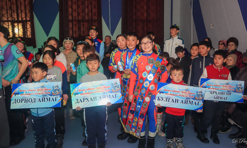 
⛷️⛷️⛷️БАРУУНТУРУУН СУМ 24 ЖИЛИЙН ДАРАА ДАХИН ЦАНЫН ӨСВӨР ҮЕИЙН УЛСЫН АВАРГА ШАЛГАРУУЛАХ ТЭМЦЭЭНИЙГ ЗОХИОН БАЙГУУЛЖ БАЙНА.
⛷️⛷️⛷️Тэмцээнд 14 багийн 100 гаруй тамирчид хурд хүч, авхаалж самбаагаа сорин өрсөлдөж байгаа бөгөөд хамгийн хол нь ДОРНОД аймгаас тамирчид иржээ. 
 ⛷️⛷️⛷️ХОЛЫН ЗАЙН уралдаанууд нас насны ангилалаар зохион байгуулагдаж байгаа бөгөөд 02 сарын 04 хүртэлх тус тэмцээнийг зорин ирж үзэхийг нийт УВСЧУУДДАА уриалж байна.