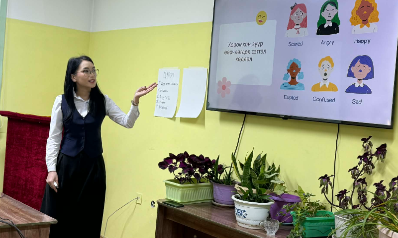 “СЭТГЭЛЗҮЙН ЭРҮҮЛ МЭНД” СЭДВЭЭР СУРГАЛТ ЗОХИОН БАЙГУУЛАГДЛАА
Увс аймгийн Стандарт, хэмжилзүйн газрын албан хаагчдад
газрын удирдлагын урилгаар
Увс аймгийн Хүүхэд, гэр бүлийн хөгжил, хамгааллын газраас
“Сэтгэлзүйн эрүүл мэнд” сэдэвт сургалтыг амжилттай зохион байгууллаа.
&#55357&#56524 Сургалтын онцлог:
&#55357&#56633 Онлайн болон танхим хосолсон хэлбэрээр
&#55357&#56633 Нийт 300 гаруй албан хаагч хамрагдсан
&#55357&#56633 Сэтгэлзүйн эрүүл мэндийн мэдлэг, ойлголтыг нэмэгдүүлсэн
&#55357&#56633 Стрессийг зөв зохицуулах, урьдчилан сэргийлэх арга замыг танилцуулсан
&#55357&#56633 Ажлын байрны эерэг уур амьсгалыг бүрдүүлэхэд чиглэсэн
&#55358&#56800 Сургалтаар:
✔ Сэтгэлзүйн эрүүл мэндийн ач холбогдол
✔ Стрессийн шалтгаан, нөлөөлөл
✔ Сэтгэл хөдлөлийн зохицуулалт
✔ Ажлын байрны харилцаа, хамтын ажиллагаа
✔ Сэтгэлзүйн дархлаа бэхжүүлэх аргууд
&#55357&#56492 УРИА
“Эрүүл сэтгэл — Эрч хүчтэй хамт олон”
&#55357&#56517 Огноо: 2026.02.11
&#55357&#56525 Байршил: Увс аймаг
Зохион байгуулагч:
Увс аймгийн Хүүхэд, гэр бүлийн хөгжил, хамгааллын газар