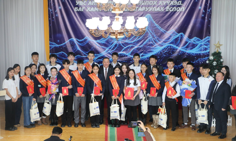 2025 Оны онцлох хүүхдүүд тодорлоо
Хүүхдийн төлөө үндэсний зөвлөл, Гэр бүл, хөдөлмөр, нийгмийн хамгааллын яам, Засгийн газрын хэрэгжүүлэгч агентлаг Хүүхэд, гэр бүлийн хөгжил, хамгааллын ерөнхий газраас хүүхдийн хөгжих, нийгмийн амьдралд оролцох, тэдний гаргасан амжилт, ололтыг алдаршуулах, нийгэмдээ үлгэр дуурайлал болгох зорилгоор “Оны онцлох хүүхэд”-ийг шалгаруулах ёслолыг 33 дахь жилдээ уламжлал болгон зохион байгуулж байна. 
&#55356&#572632025 онд үндэсний болон олон улс, тив дэлхийн түвшинд
• Оюун ухаан 
• Сурлага 
• Урлаг, уран бүтээл 
• Биеийн тамир, спорт 
• Байгаль хамгаалал
• Хүмүүнлэг энэрэнгүй, сайн үйлстэн 
• Хүүхдийн оролцооны байгууллагын манлайлагч хүүхэд 
• Техник сэтгэлгээ, шинэ санаачилга
• Багийн амжилт гэсэн төрөлд онцгой амжилт гарган эх орноо сурталчлан үе тэнгийнхнээ манлайлсан хүүхдүүд “2025 оны "ОНЫ ОНЦЛОХ ХҮҮХЭД”-ээр шалгарлаа.
&#55356&#572862025 ОНЫ ОНЦЛОХ&#55356&#57286 СУРАГЧДЫН ӨӨРӨӨ УДИРДАХ БАЙГУУЛЛАГА" ХАМТ ОЛОН ТОДОРЛОО.
 &#55357&#56624Аймгийн  Иргэдийн Төлөөлөгчдийн Хурлын даргын  нэрэмжит  “ШИЛДЭГ ӨӨРӨӨ УДИРДАХ БАЙГУУЛЛАГА”шагналаар хамт олноороо үе тэнгийн хүүхдүүдэд зөв үлгэр дуурайлал, манлайлал үзүүлэн, шинэ санаа, санаачлага бүхий үр дүнтэй үйл ажиллагаа зохион байгуулсан  хамт олныг шалгаруулалаа.
&#55358&#56647&#55358&#56647&#55358&#566472025 ОНЫ ОНЦЛОХ ХҮҮХДЭЭР ШАЛГАРСАН ТА БҮХЭНДЭЭ БАЯР ХҮРГЭЕ. &#55356&#57225&#55356&#57225&#55356&#57225
БАТЛАМЖ ГАРДУУЛАХ ЁСЛОЛ 2025.12.29
#ХүүхэдХайрИрээдүй #ХүүхэдХайрИрээдүй